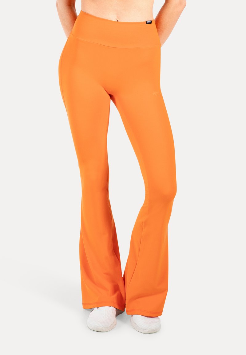 Dzwonowate legginsy w jaskrawym pomarańczowym kolorze, wykonane z gładkiego, elastycznego materiału. Wysoki stan z bezszwowym wykończeniem.