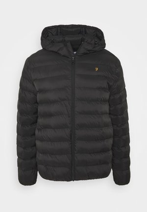 Chaqueta acolchada negra con capucha, cierre frontal con cremallera y pequeño logo bordado amarillo en forma de "F" en el pecho izquierdo.