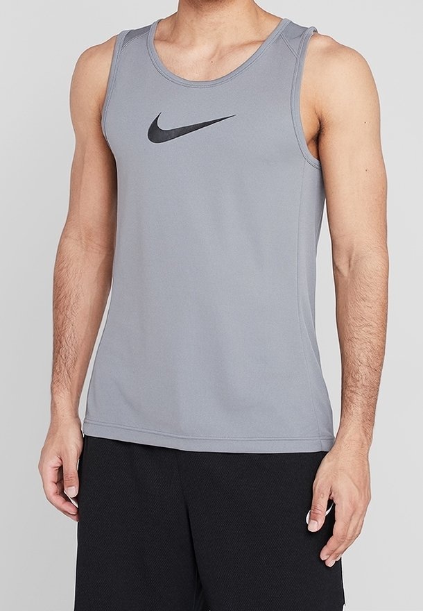 Camiseta deportiva sin mangas gris, hecha de tela ligera, con cuello redondo y un logo negro de Nike en el pecho.