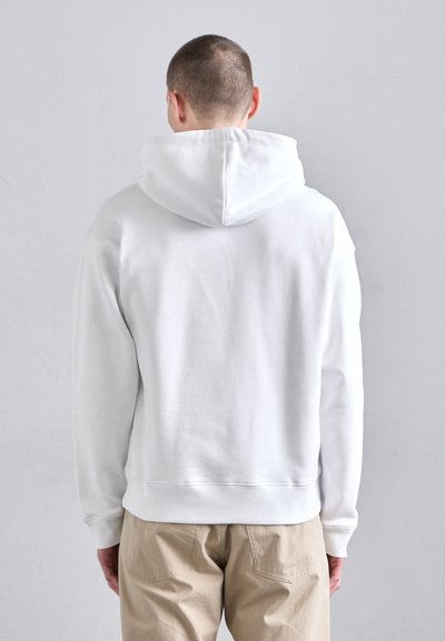 Sweatshirt alb din bumbac cu glugă ajustabilă, mânici și tiv cu guler zimțat, având o textură netedă și o croială lejeră. Vedere din spate prezentată.