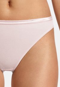 Rosa Baumwoll-Bikiniunterwäsche mit glatter Textur, weichem elastischen Bund und klassischem Schnitt.