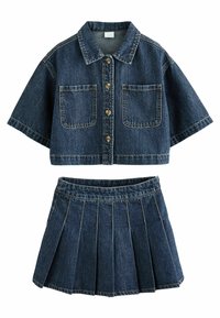 Denim kaksiosainen asu. Lyhyt cropattu napitettava paita, jossa on kaksi rintataskua, lyhyet hihat ja yhteensopiva laskostettu hame. Tumma sininen kangas, jossa on teksturoitu pinta.