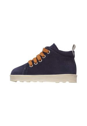 Scarpa alta in camoscio blu navy con lacci marroni, suola in gomma bianca e linguetta sul tallone.