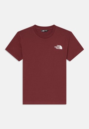 T-shirt de algodão bordô com gola redonda, mangas curtas e um logo branco no lado esquerdo do peito. Textura suave, ajuste regular.