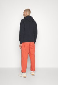 Carhartt WIP HOODED CHASE JACKET - Sweatjacke - dark navy/gold