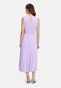 Lavendelfarbenes, plissiertes Midikleid mit geschnürter Taille und einem Schlüssellochauschnitt am Rücken, aus leichtem Stoff gefertigt. Glatte Textur, ärmelloses Design.