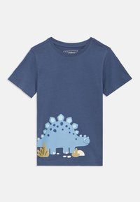 Κοντομάνικη μπλε παιδική μπλούζα με έναν ανοιχτό μπλε καρτουνίστικο στεγόσαυρο και μπεζ φυτά τυπωμένα στο κάτω μέρος μπροστά.