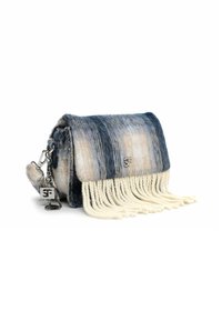 Geverfd blauw en crème geweven stoffen tas met een klep sluiting, witte franjes aan de onderkant en een zilveren hardware charme.