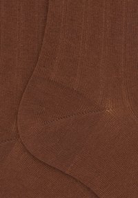 Calzini di cotone marrone con texture a costine, dotati di una finitura liscia e di uno spessore medio. Comprendono un tallone e una punta rinforzati.