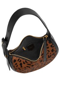 Sac à main en cuir imprimé léopard avec des accents noirs, présentant une forme courbée, une fermeture éclair dorée et une sangle texturée. L'intérieur comprend une poche zippée.