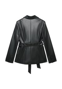 Giacca di pelle nera con un design aderente, maniche lunghe, colletto ampio e cintura legata in vita. Texture liscia con dettagli delle cuciture.