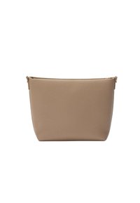 Pochette en cuir beige avec une surface texturée, de forme rectangulaire et une fermeture éclair supérieure. Présente des bords lisses et un marquage discret.