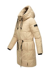 Beige gewatteerde jas met een hoge kraag, zwarte trekkoorden, elastische taille en zwarte accenten bij de manchetten. Bevat een logo op de linkermouw.