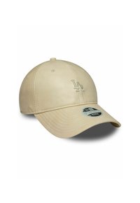 Beige Baseballcap mit runder Krone, gesticktem "LA"-Logo und gebogenem Schirm. Verfügt über Belüftungsöffnungen und einen Größenaufkleber auf dem Schirm.