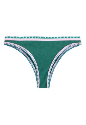 Bas de bikini vert avec bordure rose clair et coutures décoratives le long des bords, posé à plat sur un fond blanc.
