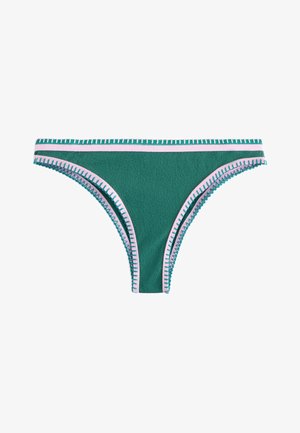 Bas de bikini vert avec bordure rose clair et coutures décoratives le long des bords, posé à plat sur un fond blanc.