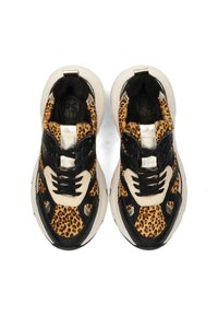 Luipaardprint sneakers met zwarte accenten, metalen details en een dikke witte zool; voorzien van veters en een gestructureerde afwerking.