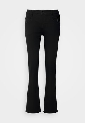 Schwarze, ausgestellte Jeans aus Denim, mit einem Knopfverschluss, zwei Fronttaschen und einem Reißverschlussdetail an der rechten Tasche.