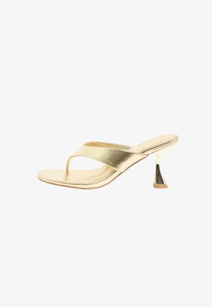 Gouden metalen open-teen sandaal met hak, voorzien van een teenslipperbandje en een uitlopende hak van gemiddelde hoogte, afgebeeld op een witte achtergrond.