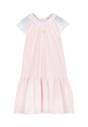 Hellrosa Mädchenkleid mit gerafftem Saum, weißen Lochspitzen-Kurzärmeln, gerafftem Ausschnitt und kleinem goldenem Logo auf der Brust.