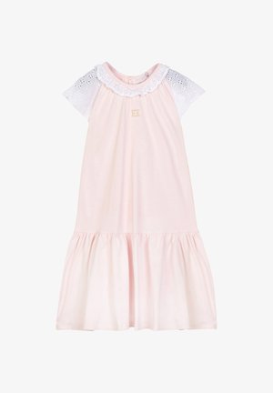 Vestito rosa chiaro da ragazza con orlo arricciato, maniche corte in pizzo sangallo bianco, scollo arricciato e piccolo logo dorato sul petto.