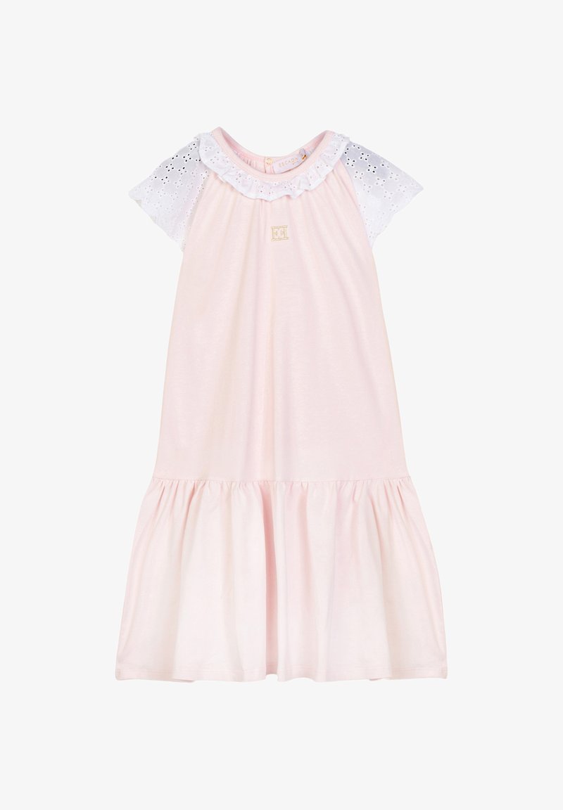 Vestito rosa chiaro da ragazza con orlo arricciato, maniche corte in pizzo sangallo bianco, scollo arricciato e piccolo logo dorato sul petto.