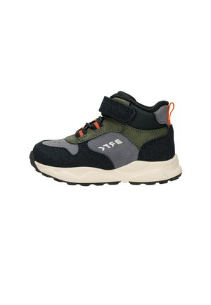 Zapatilla de caña alta infantil en gris, negro y verde con detalles en naranja, suela blanca, lengüeta para tirar y cierre de velcro.