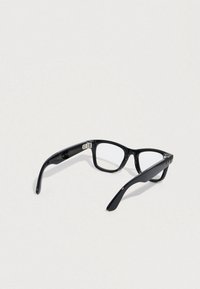 Schwarze, rechteckige Brille mit glänzendem Finish, klaren Gläsern und einem Scharnierdetail am Bügel. Schlichtes Design mit glatten Kanten.
