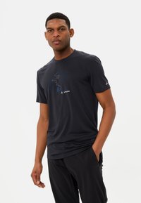 Zwart t-shirt met korte mouwen van zachte stof, voorzien van een blauw lijntekening van een bergontwerp en een logo bij de taille.