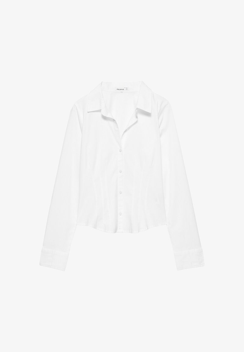 Chemise blanche à manches longues avec col, taille légèrement cintrée et poignets boutonnés, présentée sur fond blanc.