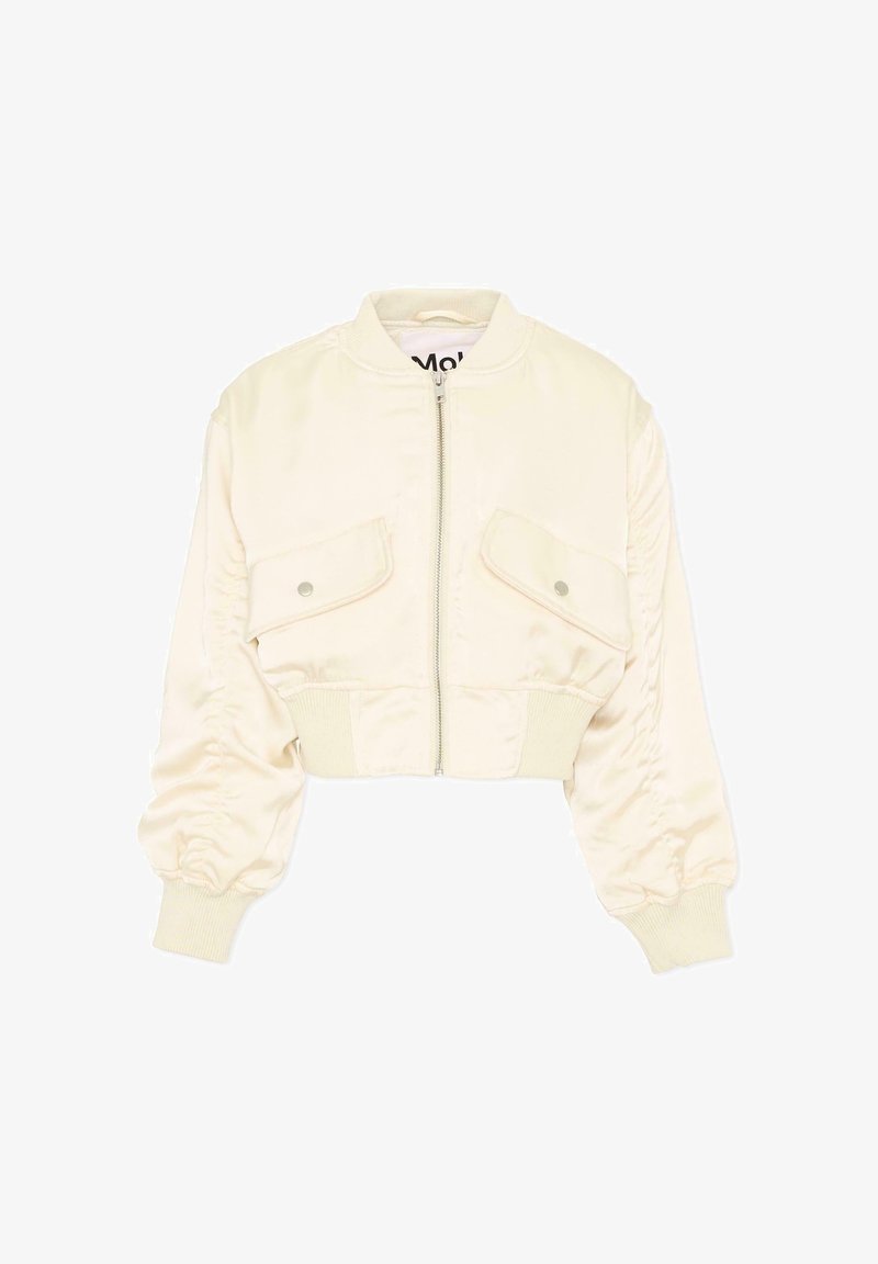 Veste bomber courte couleur crème avec fermeture éclair à l'avant, deux poches à rabat avec boutons-pression et manches longues froncées avec poignets en côtes.