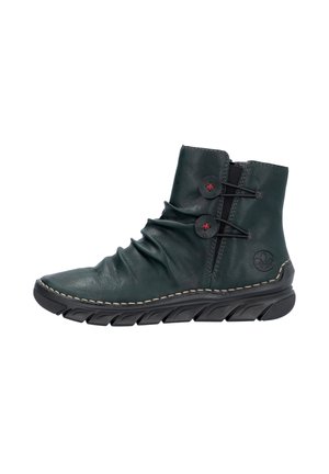 Bottines en cuir vert avec un design froncé, dotées d'accents de boutons rouges et d'une semelle texturée pour une meilleure adhérence. Fermeture éclair sur le côté pour plus de commodité.