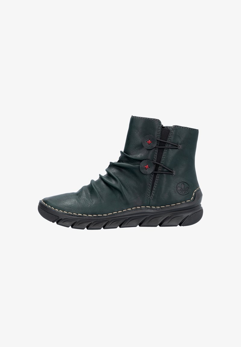 Bottines en cuir vert avec un design froncé, dotées d'accents de boutons rouges et d'une semelle texturée pour une meilleure adhérence. Fermeture éclair sur le côté pour plus de commodité.