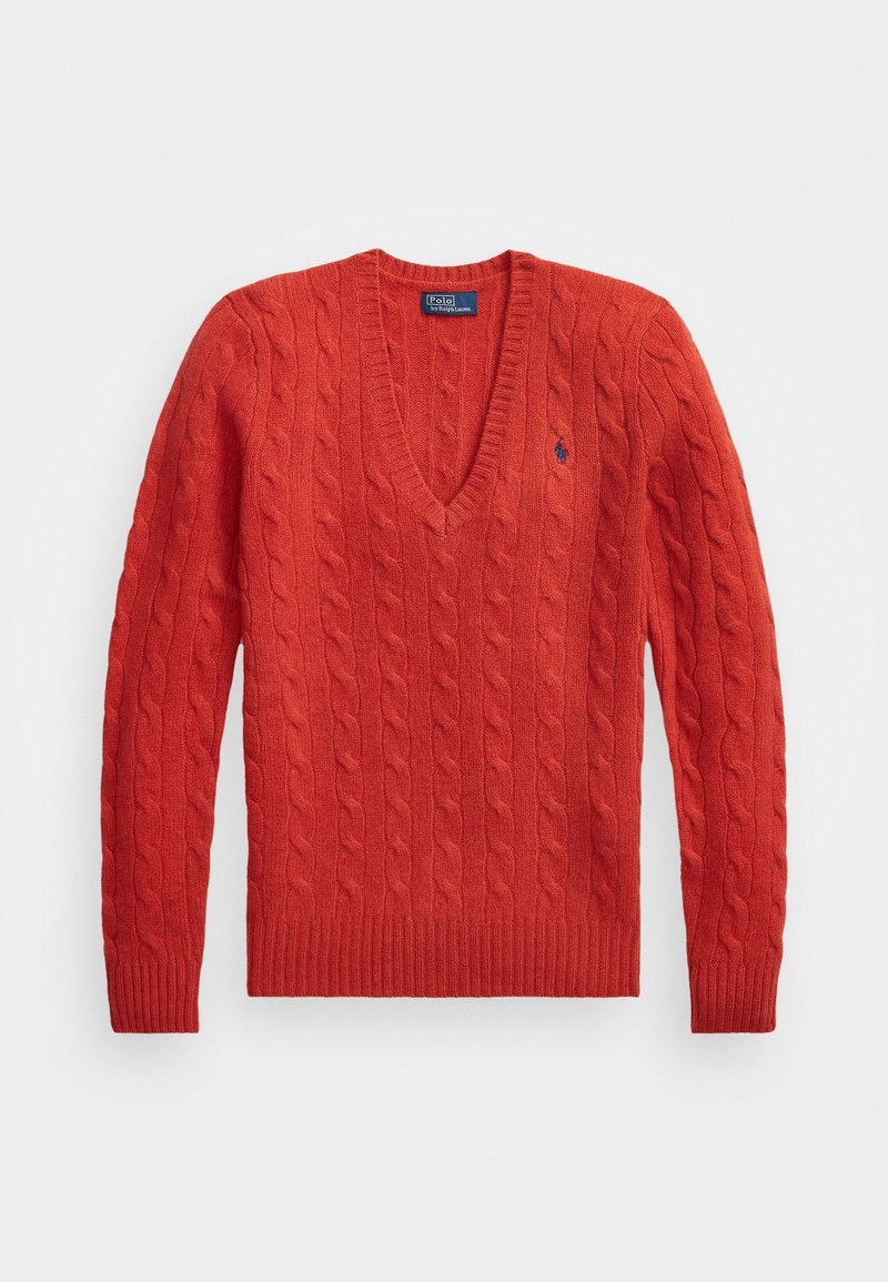 Pull tricoté rouge avec un motif torsadé, col en V, poignets et ourlet côtelés, avec un petit logo brodé sur la poitrine.