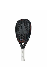 Zwarte padelracket met een gestructureerd oppervlak, octagonale vorm, witte grip met rode accenten, en meerdere perforaties voor verbeterde prestaties.
