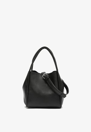 Schwarze Lederhandtasche mit zwei Griffen und einem verstellbaren Schulterriemen mit einer silbernen Schnalle, vor weißem Hintergrund gezeigt.