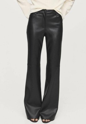 Schwarze Kunstleder-Flaggenhose mit Fronttaschen und Reißverschluss. Glatte Textur mit hoher Taille und weit geschnittenem Bein.