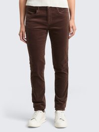 Pantalones de pana marrones con un ajuste slim, que presentan bolsillos frontales y una textura suave. Combinados con zapatillas blancas para un look completo.
