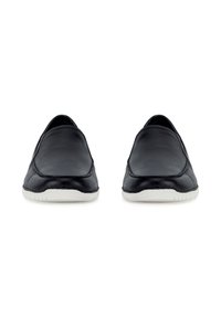 Czarne skórzane buty wsuwane o gładkim wykończeniu i białych gumowych podeszwach, z zaokrąglonymi noskami i przeszywanymi detalami wzdłuż krawędzi.