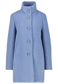 Cappotto azzurro chiaro, con texture, colletto alto, cinque bottoni davanti e due tasche laterali. Design semplice e dritto.