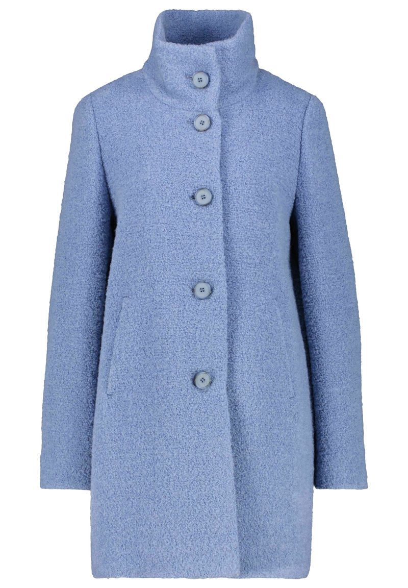 Cappotto azzurro chiaro, con texture, colletto alto, cinque bottoni davanti e due tasche laterali. Design semplice e dritto.