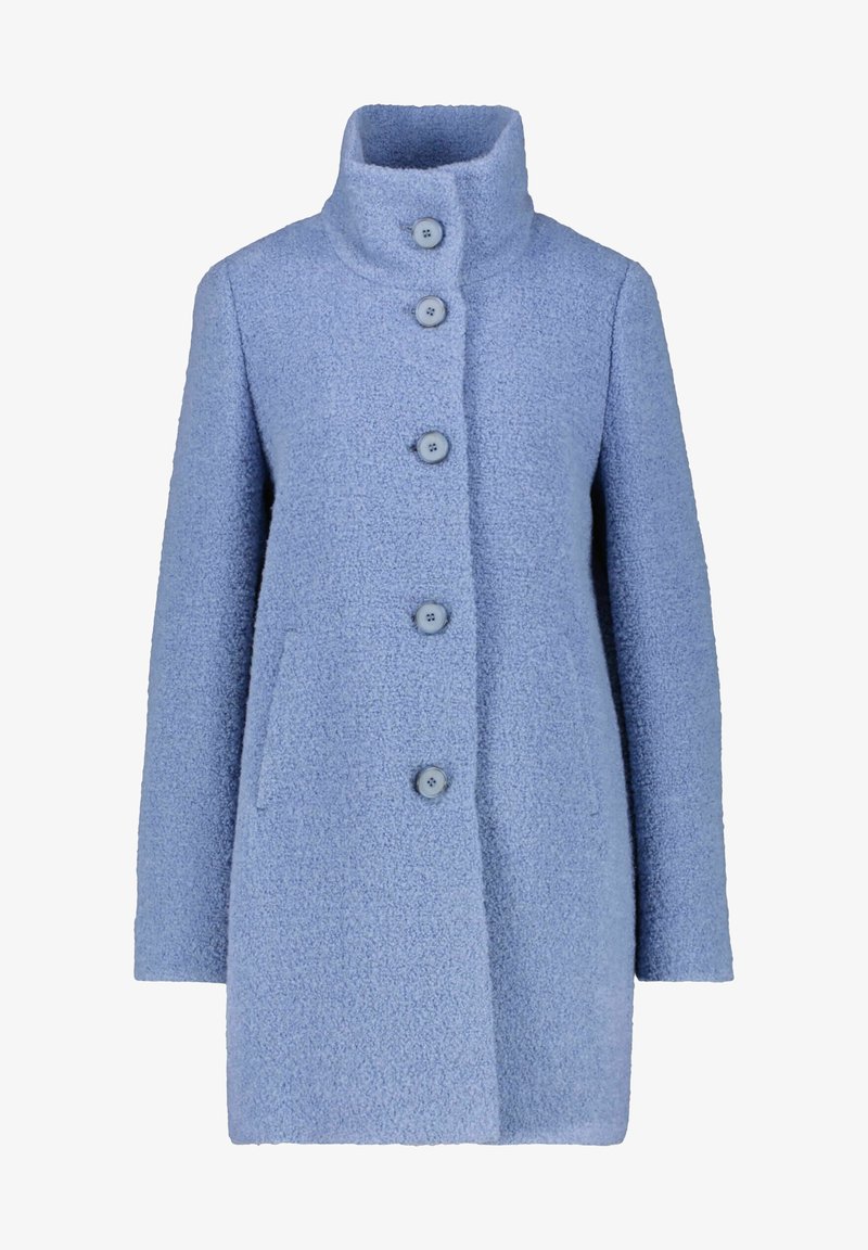 Cappotto azzurro chiaro, con texture, colletto alto, cinque bottoni davanti e due tasche laterali. Design semplice e dritto.