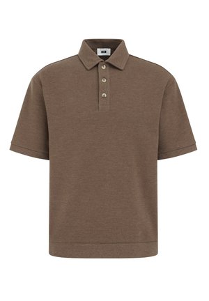 Polo shirt marron à manches courtes en tricot texturé avec col et patte de boutonnage à quatre boutons, présentant un ourlet droit et sans accents supplémentaires.