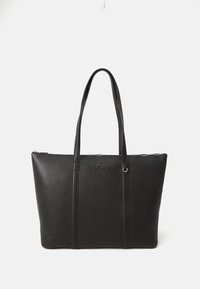 Svart skinn totebag med to lange håndtak, glidelås lukking og preget logo foran. Glatt tekstur med minimalistisk design.