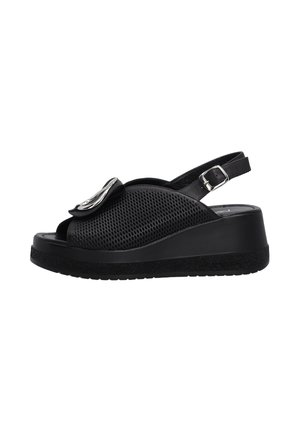 Sorte åbne sandaler med perforeret overdel, justerbar ankelrem og en skinnende metallisk detalje foran. Vedge sål.