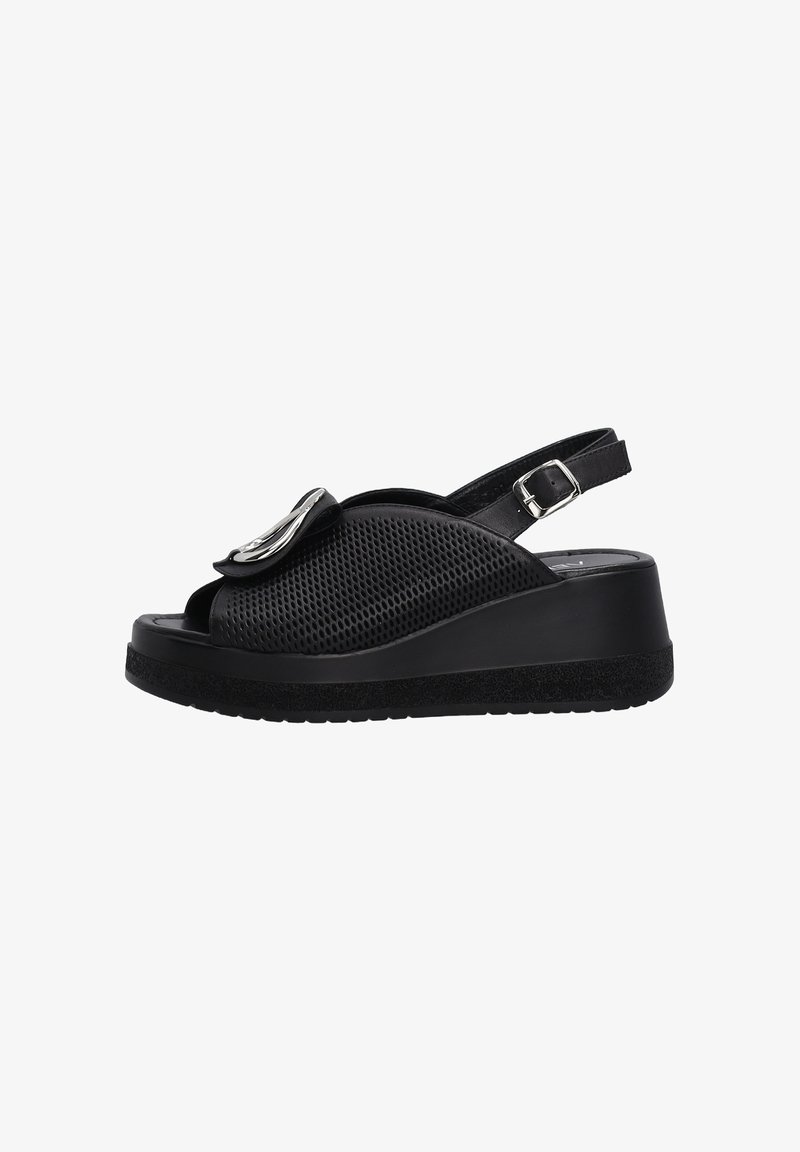 Černé sandály na otevřenou špičku s perforovaným svrškem, nastavitelného páskem nad kotníkem a lesklým kovovým akcentem na přední části. Podpatková podrážka.