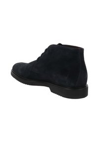 Bottines en suède bleu marine avec un bout rond, un laçage à deux œillets et une semelle en caoutchouc noir avec des détails texturés. Fini lisse sur la tige.