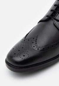 Clarks Derbies & Richelieus - black