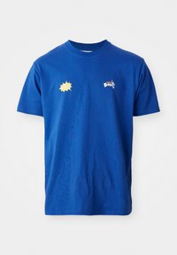 Blauwe katoenen t-shirt met een ronde hals, korte mouwen en twee bedrukte ontwerpen: een gele spraakwolk en een klein logo op de borst.