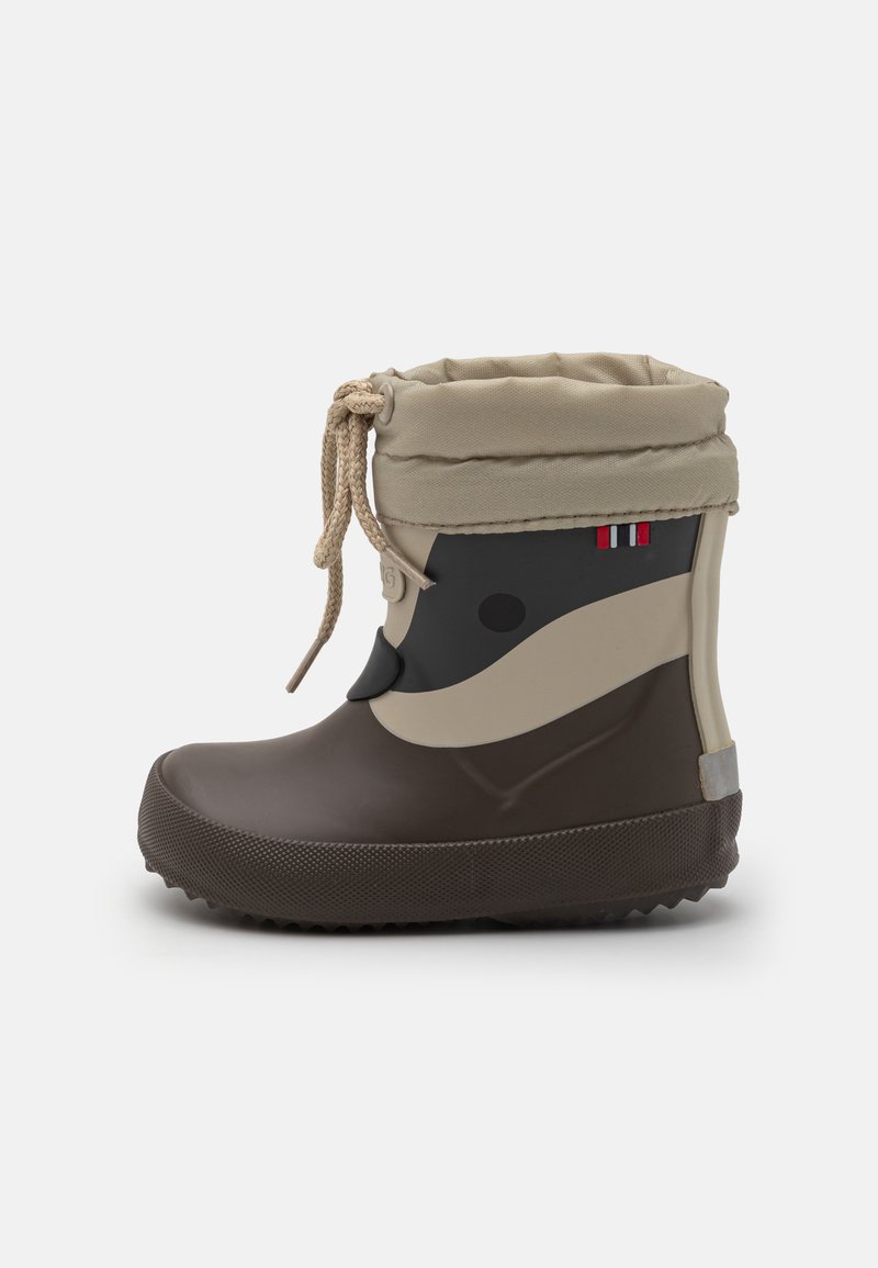 Botte en caoutchouc marron et beige avec un col souple et pliable, fermeture à cordon, semelle texturée et un detailing minimal de rayures sur le côté.
